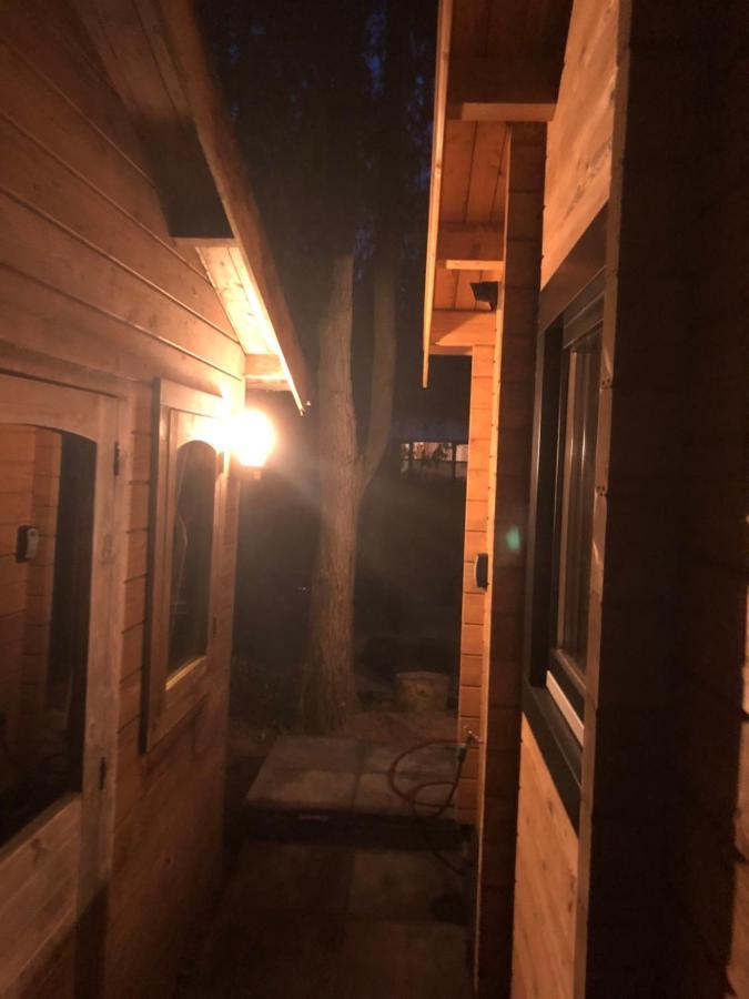 プッテン 3 Slaapkamer Blokhut Met Opgemaakte Beddenヴィラ エクステリア 写真
